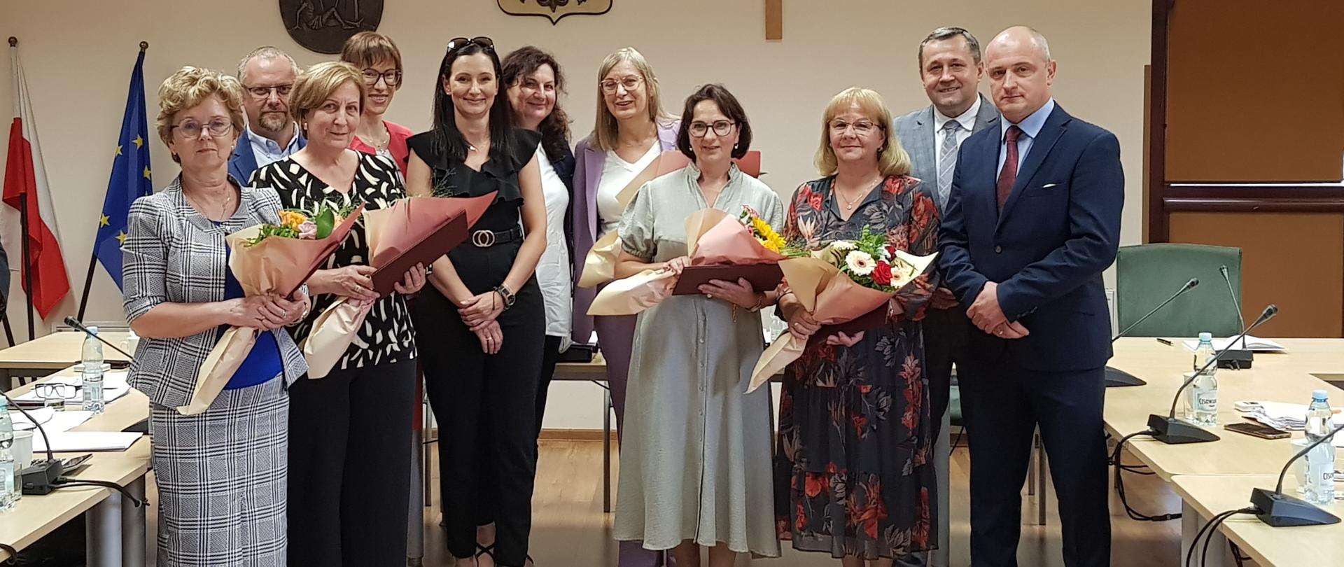 Pożegnanie nauczycieli odchodzących na emeryturę i świadczenie kompensacyjne w Gminie Raba Wyżna - wspólne zdjęcie z Wójtem, Przewodniczącym Rady oraz Dyrektorami Szkół