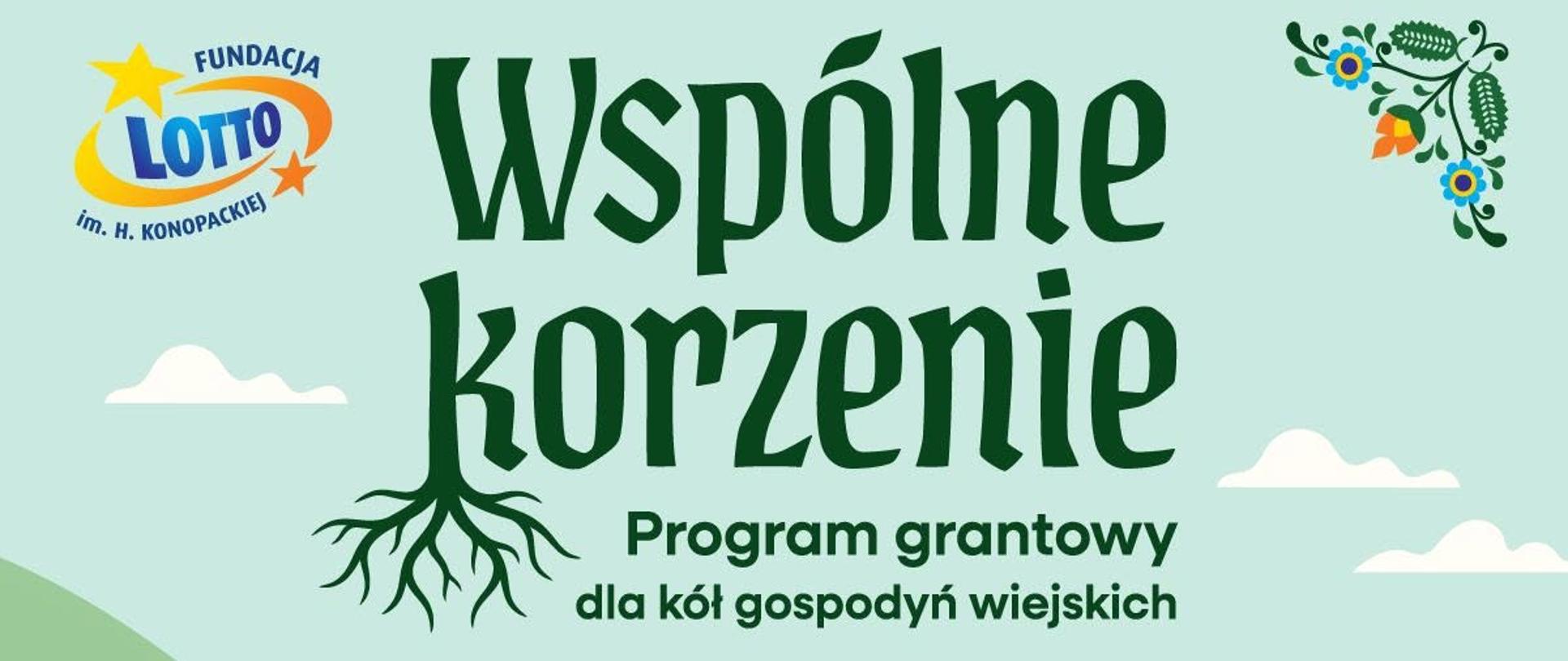 Na jasnoturkusowym tle znajduje się duży zielony napis „Wspólne korzenie” oraz informacja „Program grantowy dla kół gospodyń wiejskich”. W dolnej części ilustracja przedstawia dwie kobiety w strojach inspirowanych tradycją ludową: starsza kobieta przygotowuje pierogi, a młodsza robi na drutach. W tle widać wiejski krajobraz z domem, pagórkami, polną drogą i krowami. Plakat zdobią motywy kwiatowe i roślinne oraz dekoracyjna koronka wzdłuż górnej i dolnej krawędzi. W lewym górnym rogu umieszczono logo Fundacji Lotto.