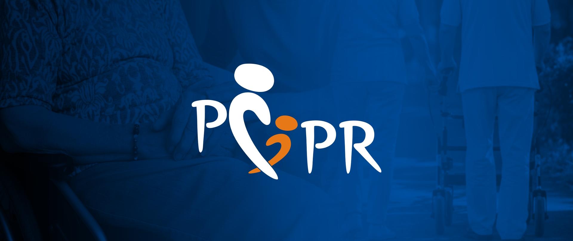 Logo z napisem "PCPR" (Powiatowe Centrum Pomocy Rodzinie) w białym kolorze z pomarańczowym akcentem w kształcie stylizowanej postaci, nałożone na rozmyte tło przedstawiające dłoń wspierającą drugą dłoń osoby siedzącej na wózku inwalidzkim. Całość jest utrzymana w odcieniach niebieskiego.