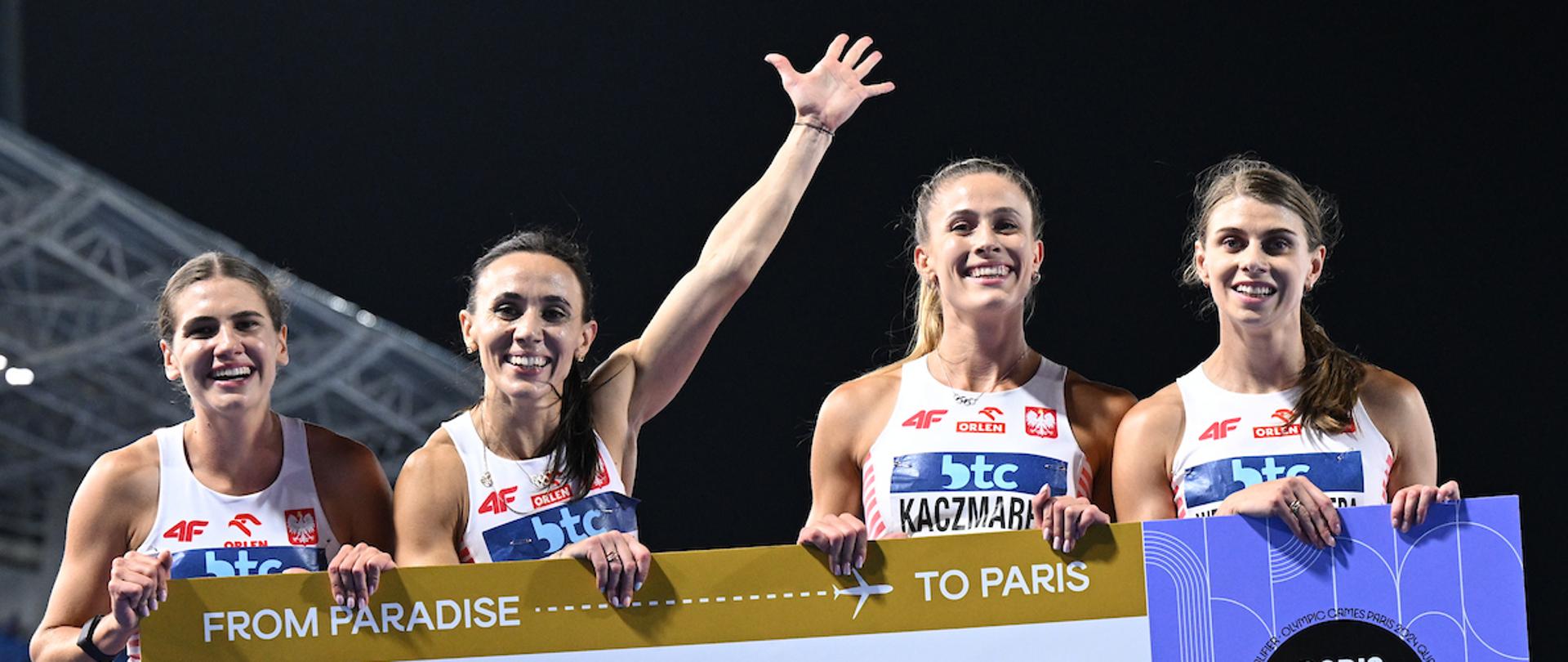 Polska sztafeta w składzie: Marika Popowicz-Drapała, Kinga Gacka, Natalia Kaczmarek i Alicja Wrona-Kutrzepa (pierwsza z prawej) wraz z dużym biletem do Paryża, który trzymają wspólnie przed sobą w rękach