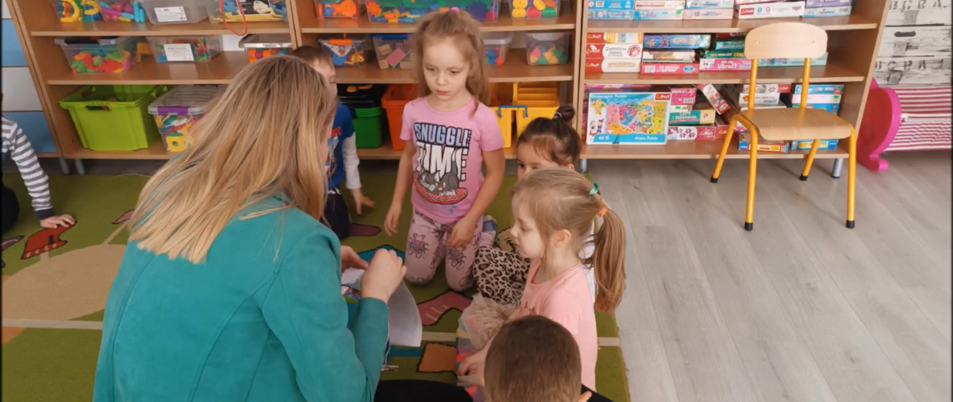 Grupa dzieci podczas zabawy z Panią Nauczycielką
