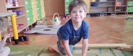 Dzieci w trakcie ćwiczeń na ścieżce sensorycznej