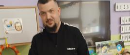 Rodzice z dziećmi prezentują warsztatów