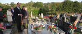 Wójt Gminy Hażlach Grzegorz Sikorski i Zastępca Wójta Stanisława Pelczar przy grobie, w którym na cmentarzu katolickim w Hażlachu spoczywa profesor Wiktor Wawrzyczek 