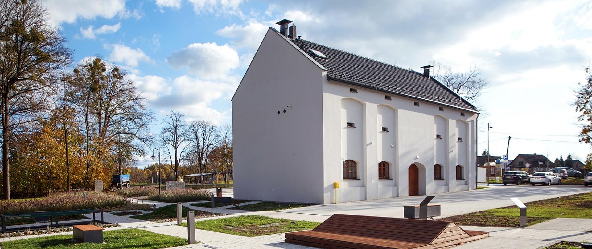 Dom Przyrodnika w Hażlachu. Widok od strony północno-zachodniej. Wokół budynku plac imienia profesora Wiktora Wawrzyczka.