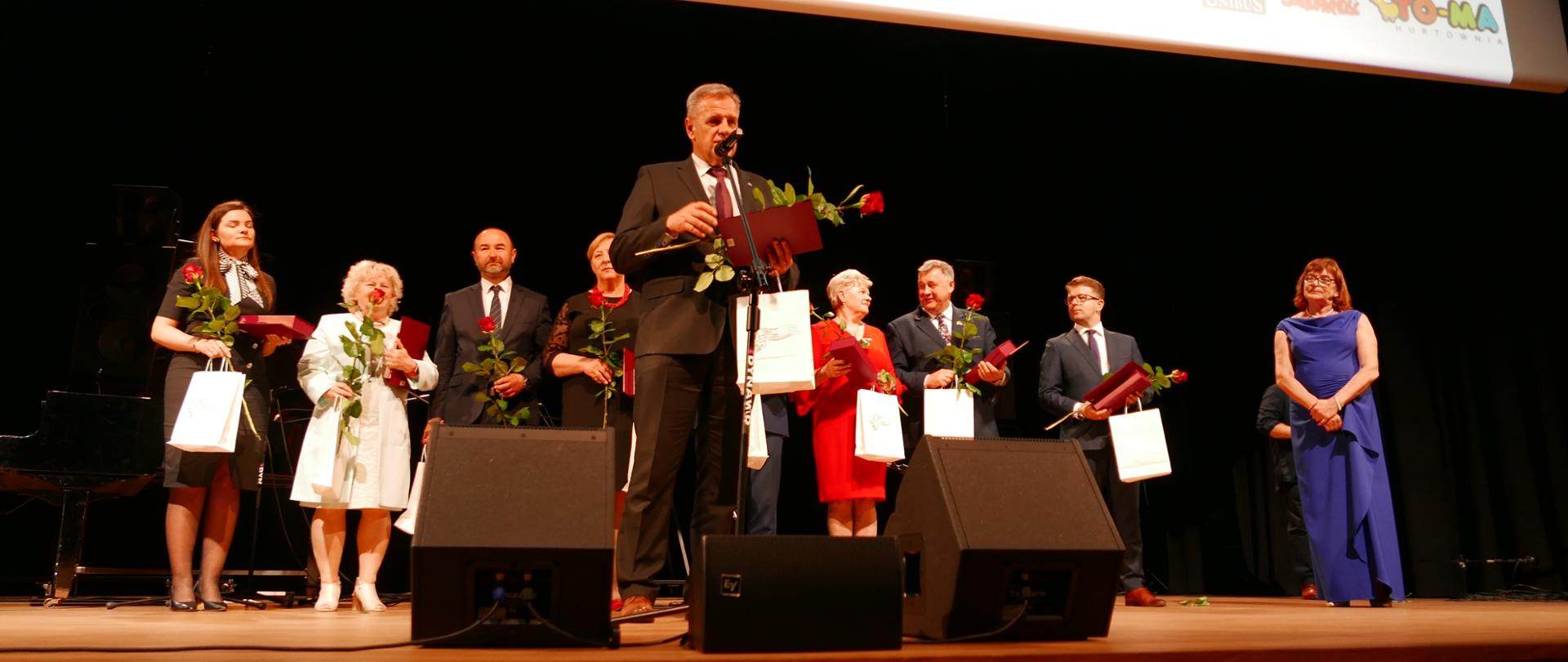 Starosta bielski Sławomir Jerzy Snarski przemawia podczas uroczystości 50-lecia Państwowej Szkoły Muzycznej I stopnia w Bielsku Podlaskim
