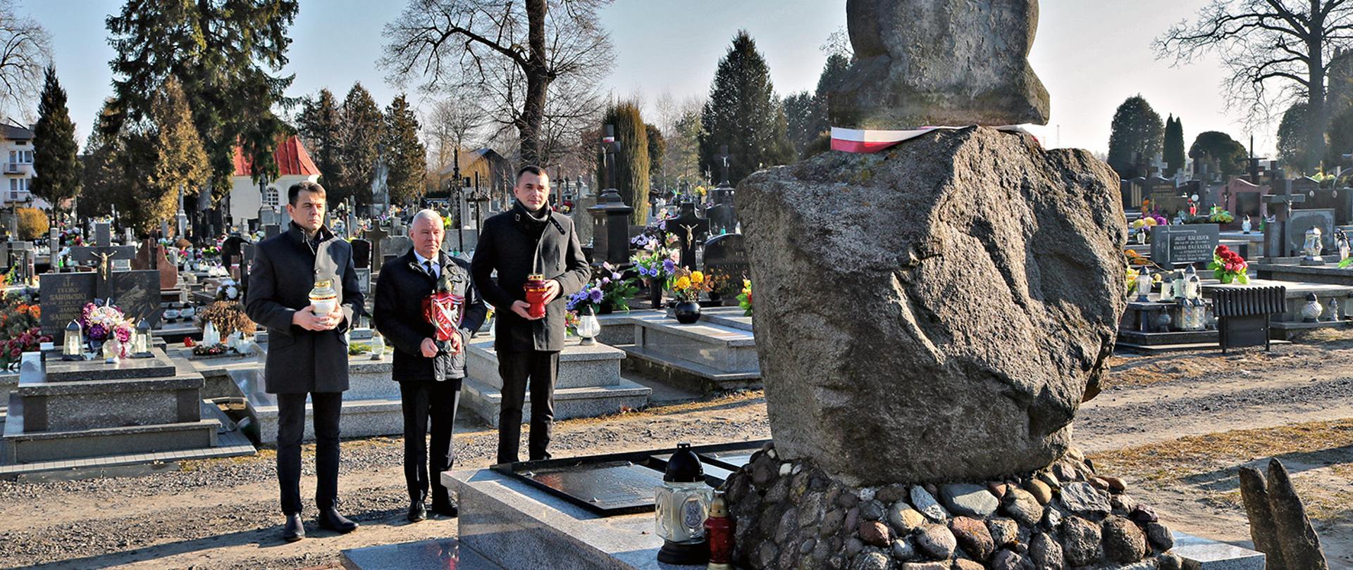Przed pomnikiem żołnierzy Armii Krajowej w Urzędowie symboliczne znicze złożyła delegacja powiatu kraśnickiego: Starosta Kraśnicki Andrzej Rolla, Wicestarosta Kraśnicki Paweł Kudrel oraz Przewodniczący Rady Powiatu Kraśnickiego Jacek Dubiel.