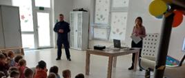 Dzieci słuchają wykładu prowadzonych przez funkcjonariuszy - stawiamy na edukację od najmłodszych lat!