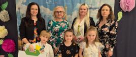 Dyrektor Przedszkola, nauczycielki i laureaci konkursu pozują do zdjęcia