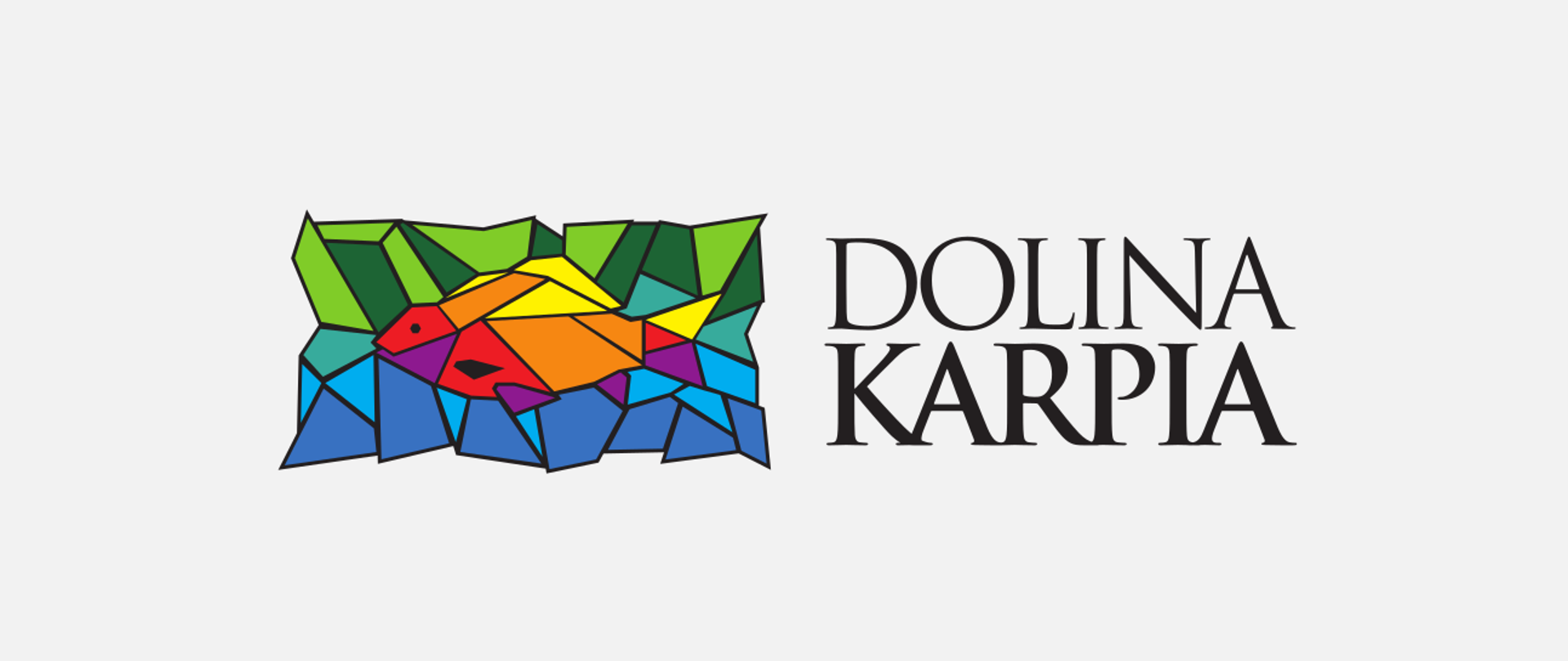 logo Doliny Karpia (witrażowy, wielobarwny symbol karpia wpisany w otoczenie o kolorach wody i roślinności, nawiązujących do walorów przyrodniczych regionu)