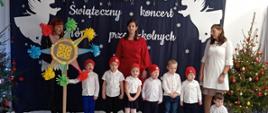 Występujące dzieci wraz z nauczycielkami