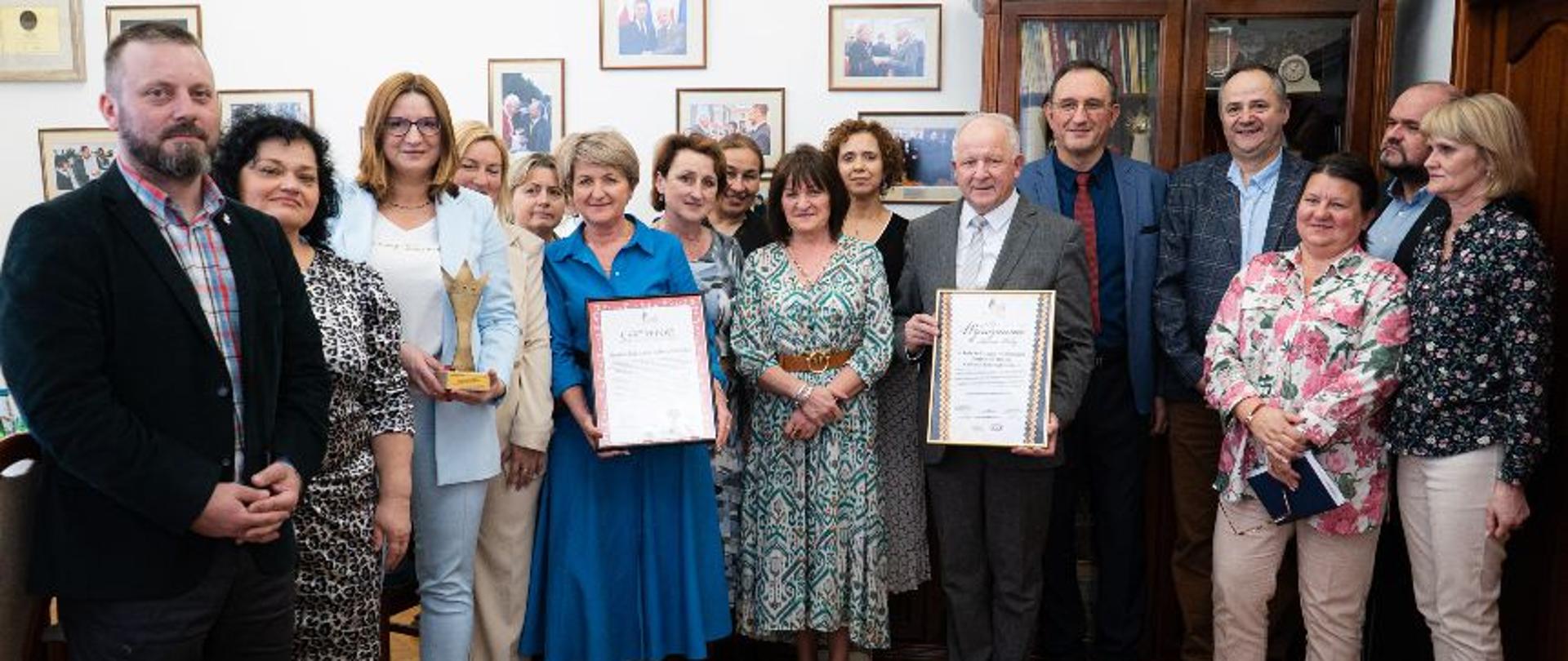 Zdjęcie grupowe, w gabinecie stoją kobiety i mężczyźni 