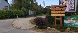 Na zdjęciu pokazane są znaki informacyjne wskazujące kierunki