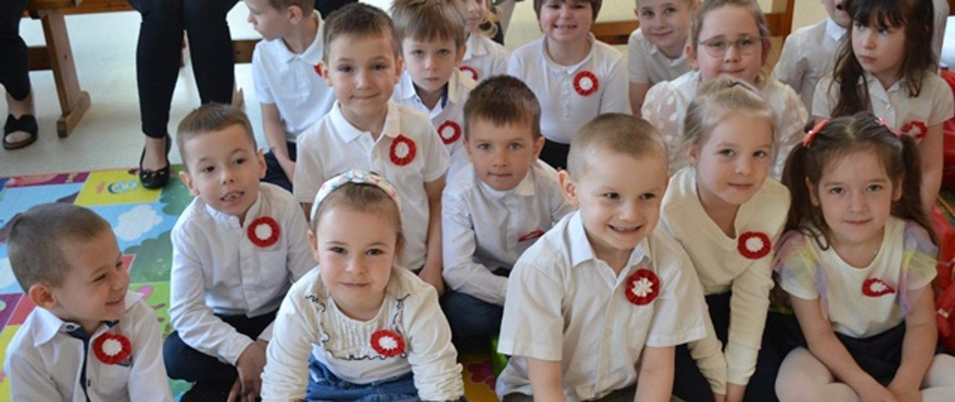 Dzieci biorące udział w wydarzeniu pozują do wspólnego zdjęcia