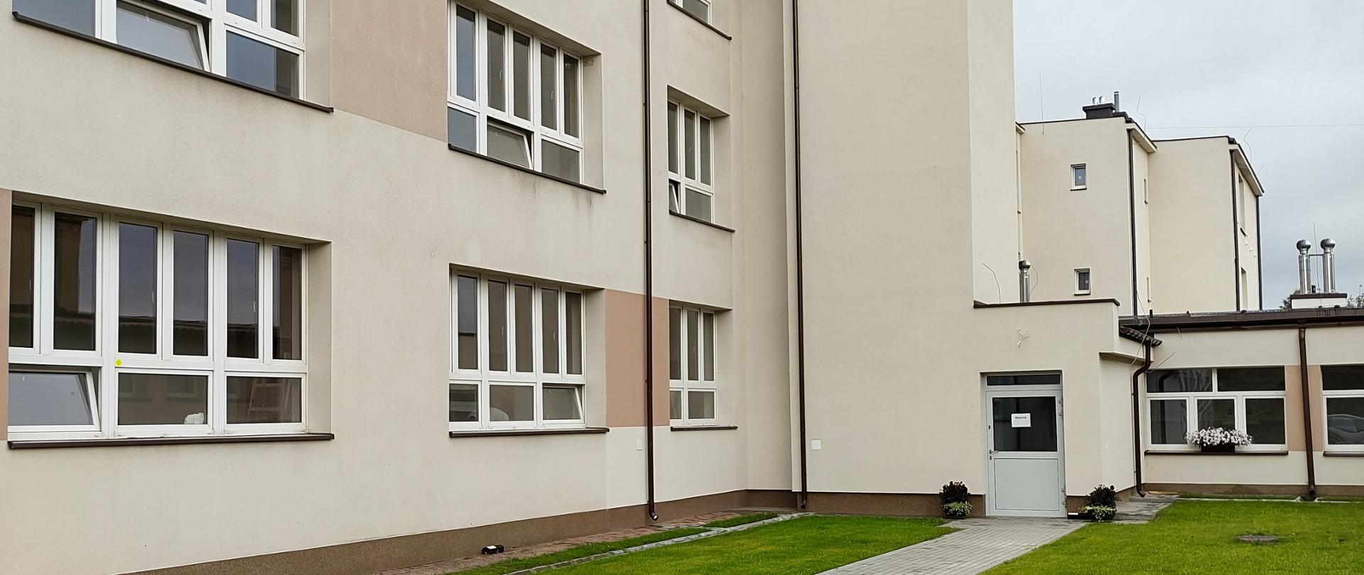 Budynek Zespołu Szkół nr 1 w Kraśniku z widoczną dobudową windy osobowej i dojściem do windy.