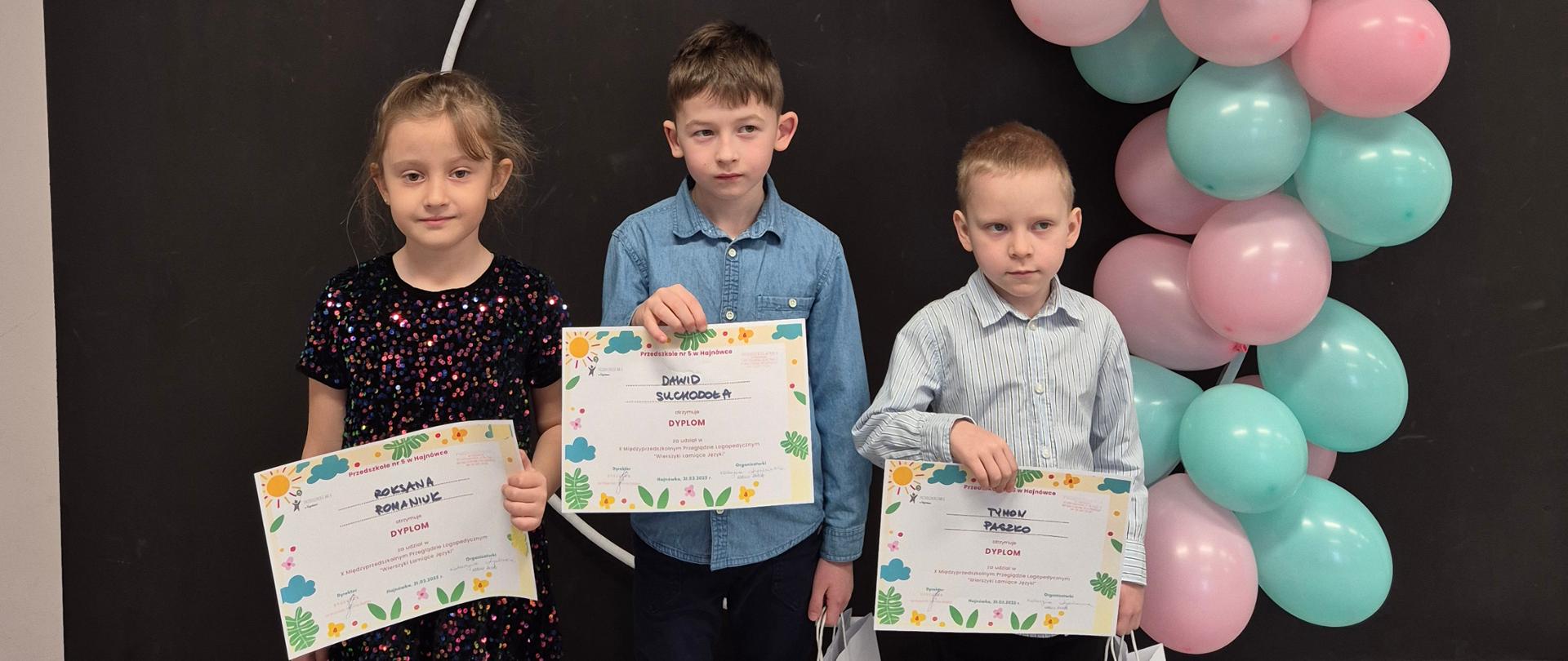 Dzieci z grupy Lisków pozują do wspólnego zdjęcia