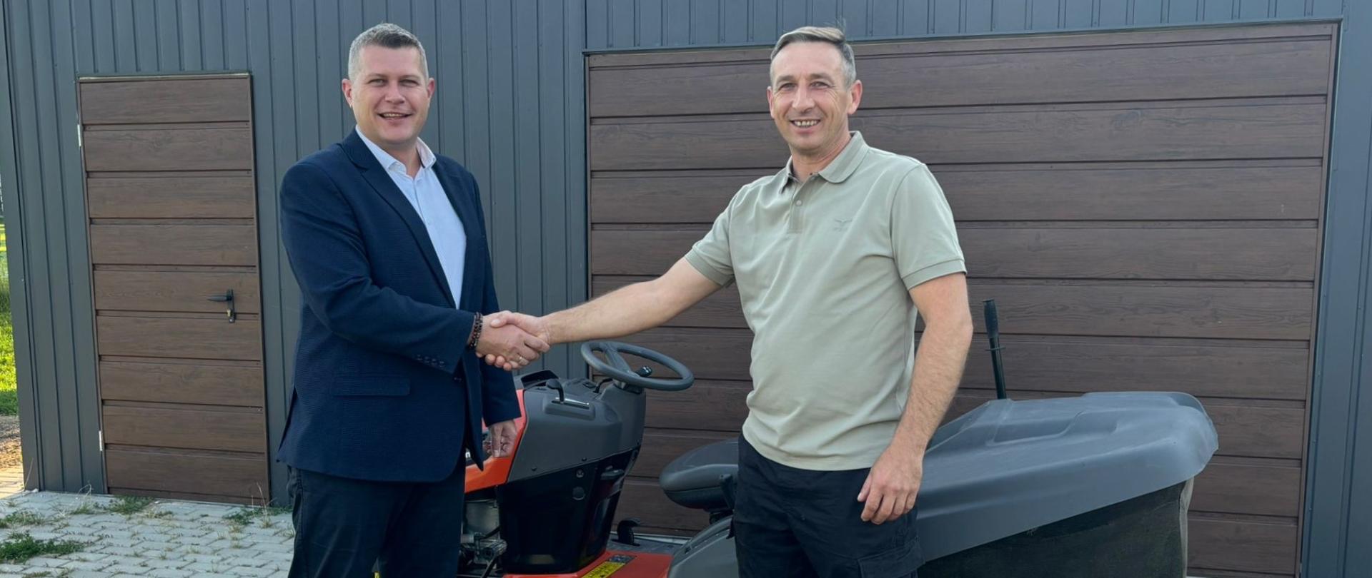  Nowy traktorek dla Klubu Sportowego Orzeł Kazimierz 