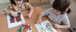 W trakcie zajęć artystycznych - dzieci kolorują kolorowanki przedstawiające skarpety