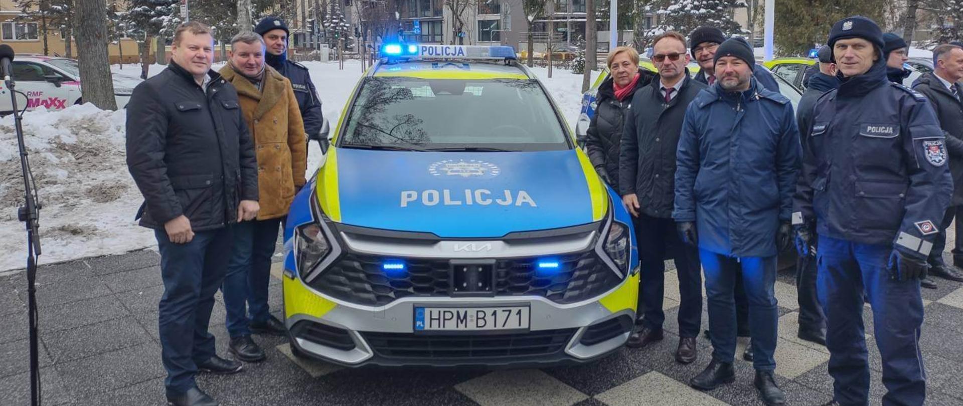 Nowy radiowóz dla bielskiej komendy powiatowej Policji, zakupiony ze środków Powiatu Bielskiego i samorządów gminnych. Fot. Burmistrz Miasta Bielsk Podlaski
