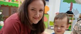 Mama z dzieckiem pozuje do zdjęcia w trakcie zajęć plastycznych