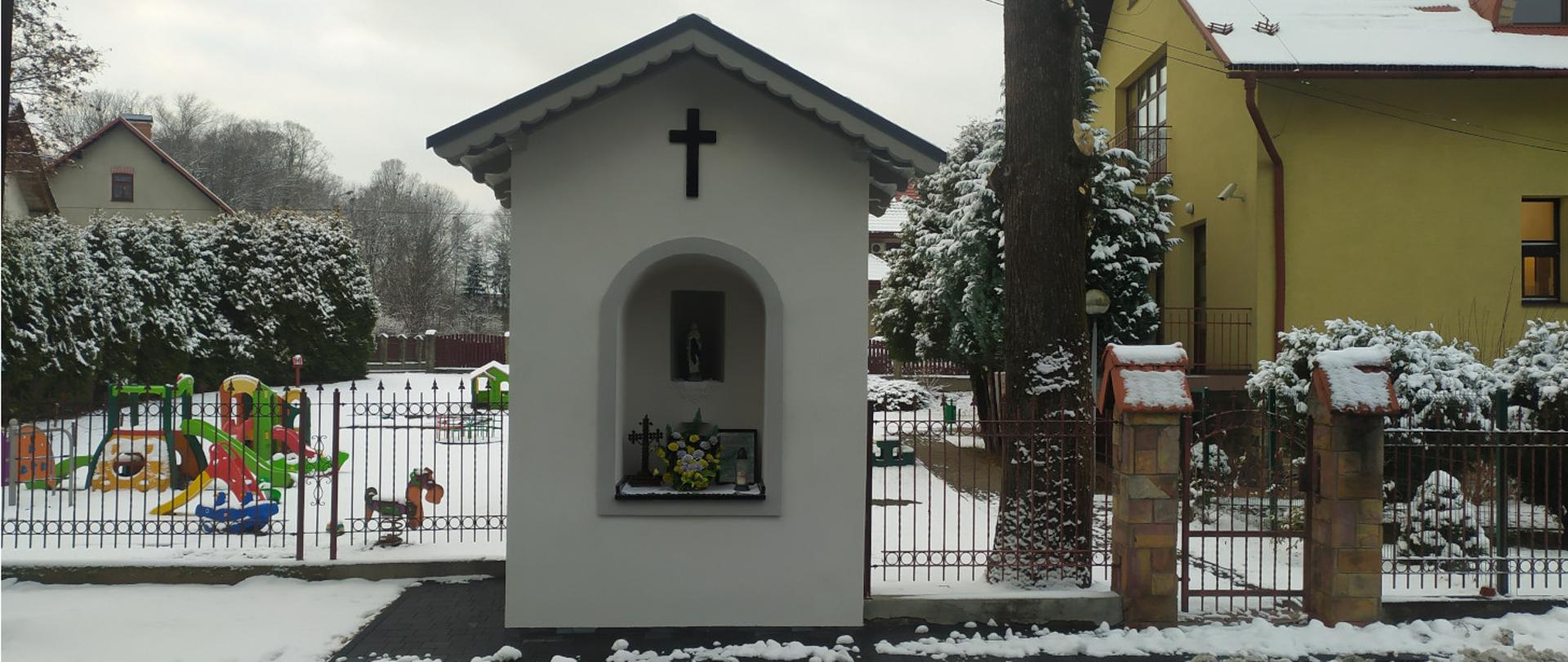 Renowacja Kapliczki Św. Marka koło przedszkola w Rabie Wyżnej. Wykonane zostało pokrycie dachowe, obłożenie wnęki kamieniem naturalnym, nowa elewacja.