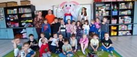 Poszczególne grupy przedszkolne pozują do zdjęcia