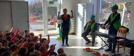 Artyści występują przed dziećmi, prezentują swój repertuar