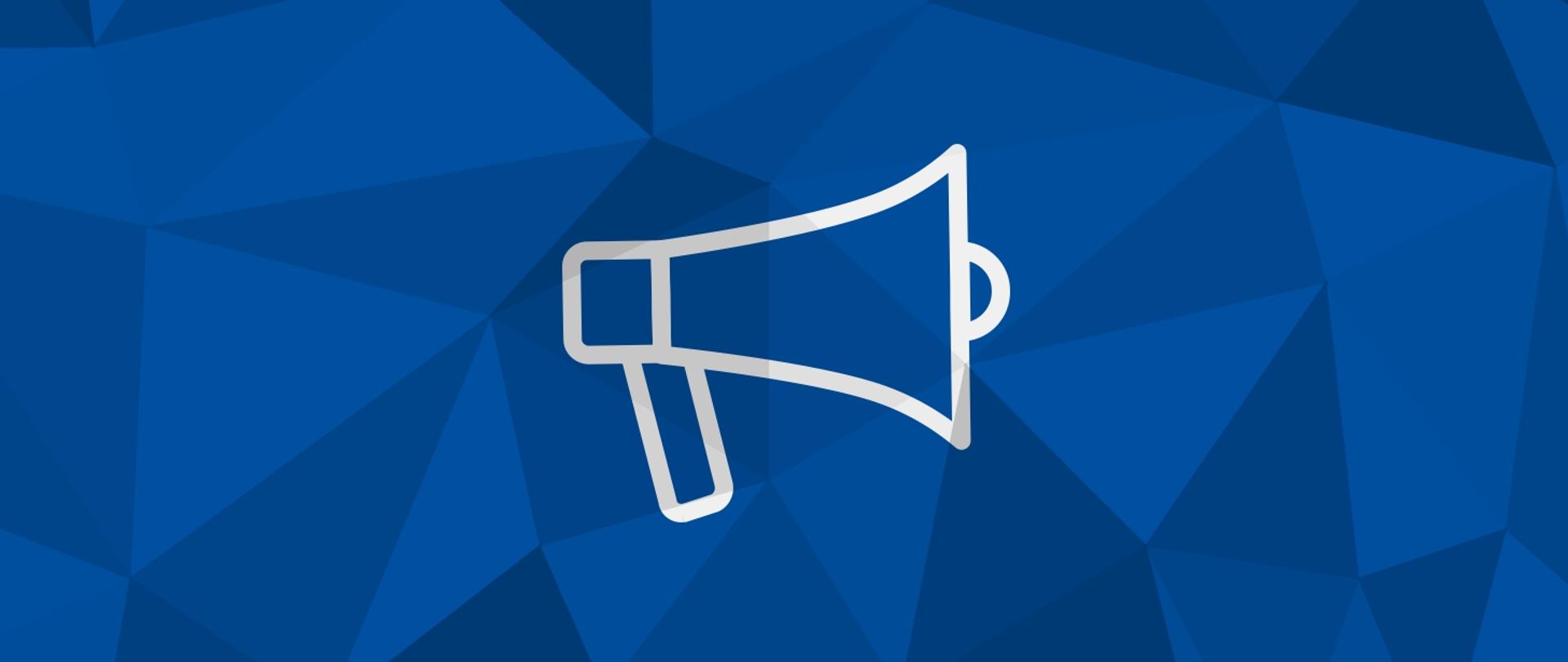 Grafika przedstawia białą ikonę megafonu na tle złożonym z trójkątów w odcieniach koloru niebieskiego.