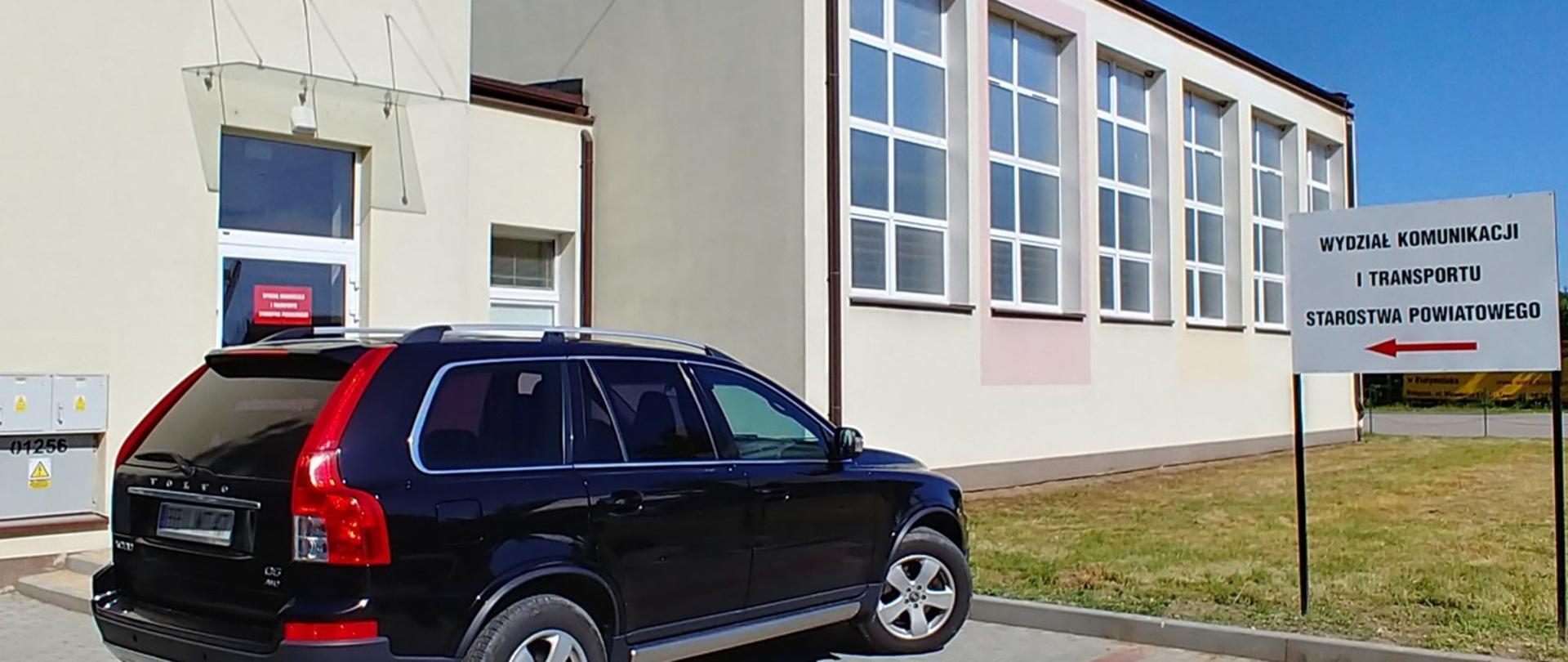 Wejście do wydziału komunikacji i miejsca parkingowe