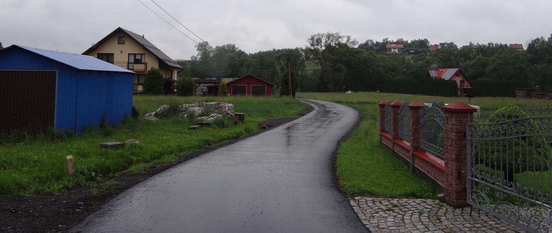 Zdjęcie przedstawia po przebudowie drogę do roli Michałówka w miejscowości Skawa 