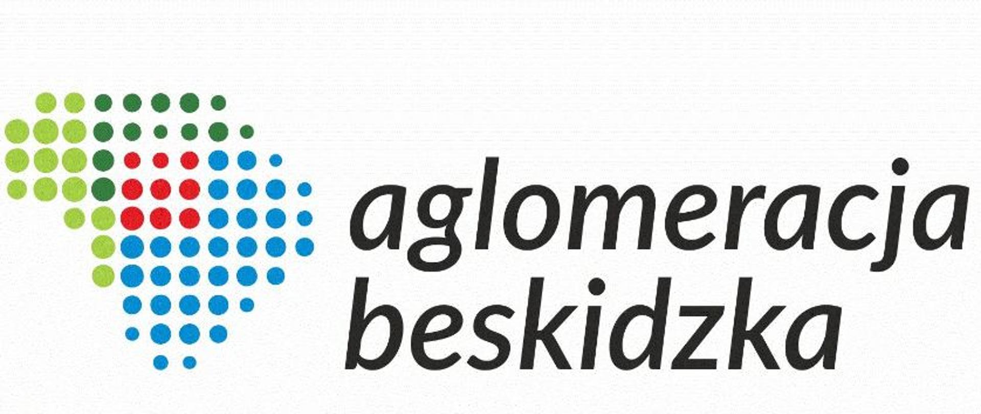 Logo Stowarzyszenia Gmin i Powiatów Subregionu Południowego Województwa Śląskiego Aglomeracja Beskidzka. Na białym tle kropki w czterech kolorach i czarny napis aglomeracja beeszkidzka. 