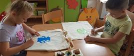 Dzieci w trakcie zabawy w przedszkolu - malowanie toreb