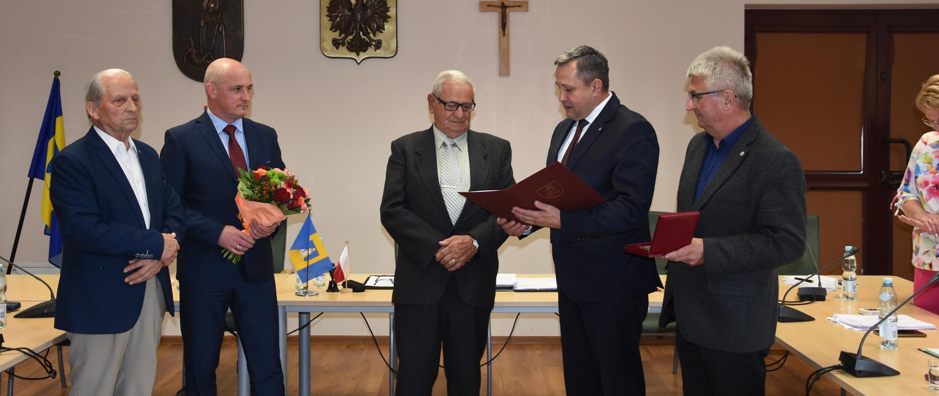 Zdjęcie przedstawia wręczenie Medalu Pamiątkowego Gminy Raba Wyżna dla Pana Czesława Talagi przez Wójta Gminy, Zastępce Wójta oraz Przewodniczącego Rady Gminy
