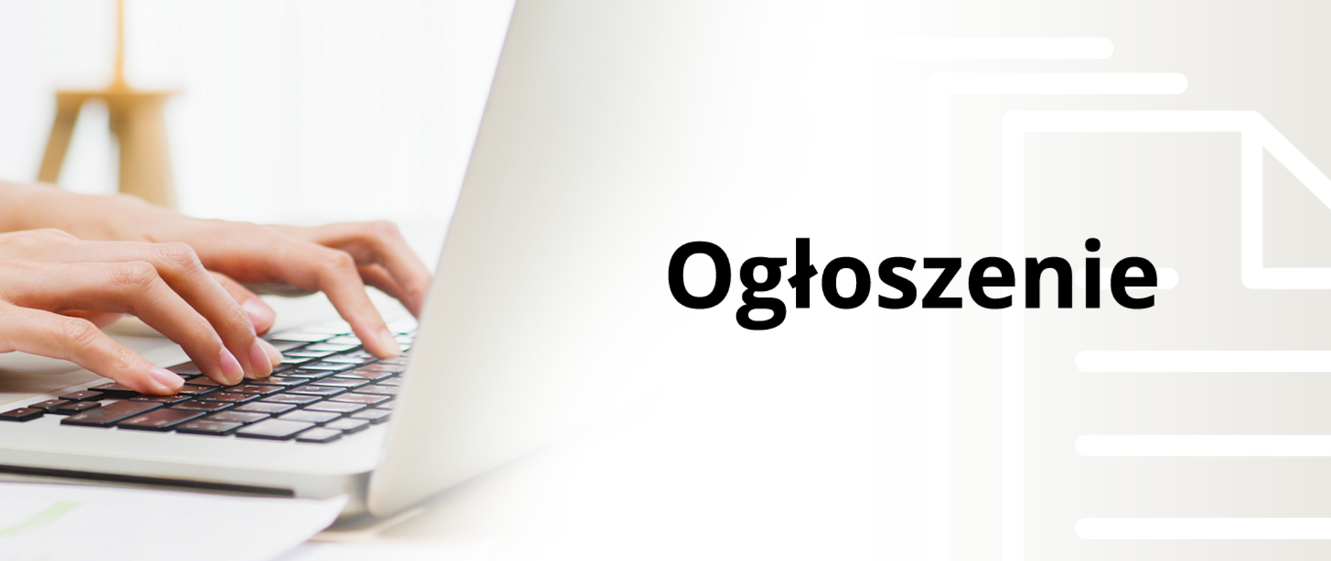 Na zdjęciu widoczne są ręce osoby, która pisze coś na klawiaturze laptopa. Laptop jest otwarty, smukły, z czarnymi klawiszami i srebrnym korpusem. W tle widoczny jest rozmyty widok na wnętrze. Po prawej stronie obrazu znajduje się duży tekst “Ogłoszenie”.