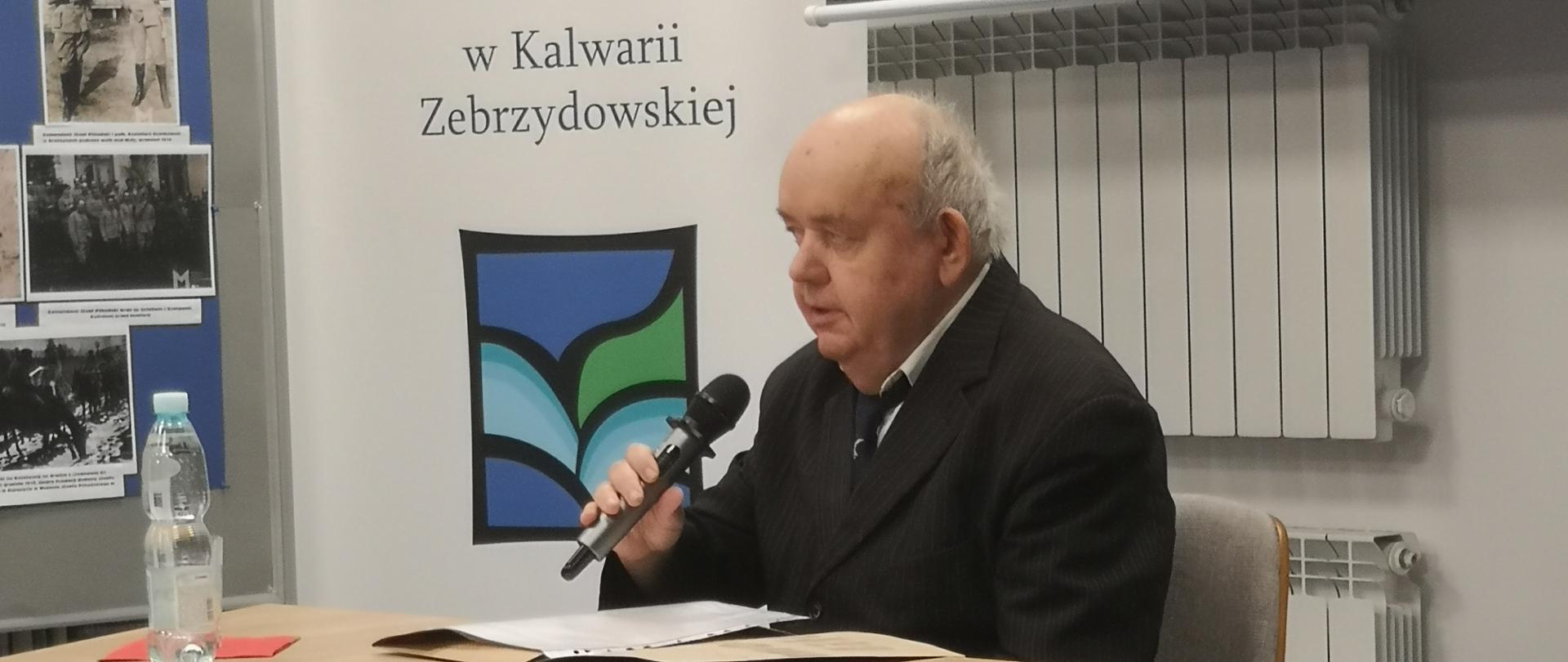 Na zdjęciu znajduje się prof. Andrzej Nowakowski, który przeprowadzał wykład w Bibliotece Publicznej w Kalwarii Zebrzydowskiej