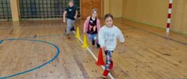 Zabawy na sali zabaw - dzieci pokonują slalom