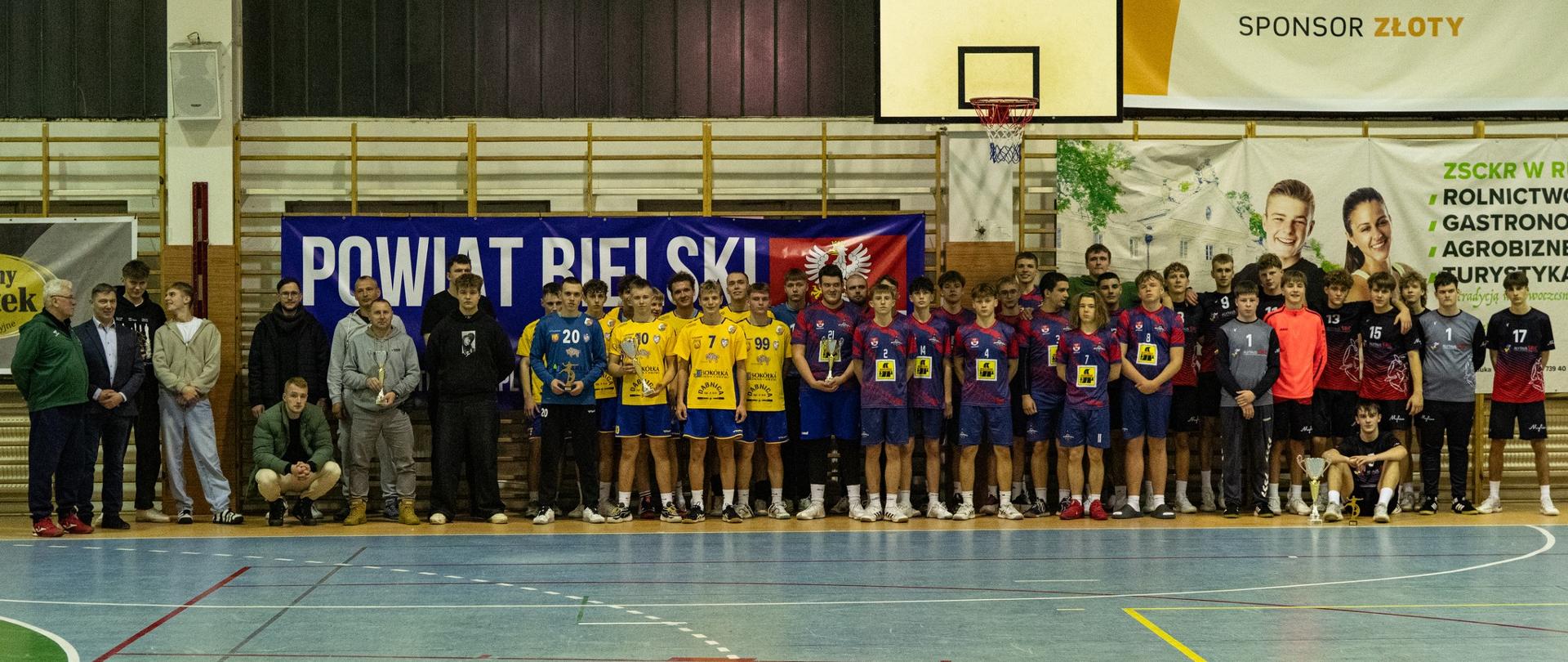 Uczestnicy, organizatorzy i sędziowie I Międzynarodowego Turnieju Mikołajkowego Piłki Ręcznej o Puchar Starosty Bielskiego (Fot. Piotr Jarmocik, KS Handball Bielsk Podlaski)
