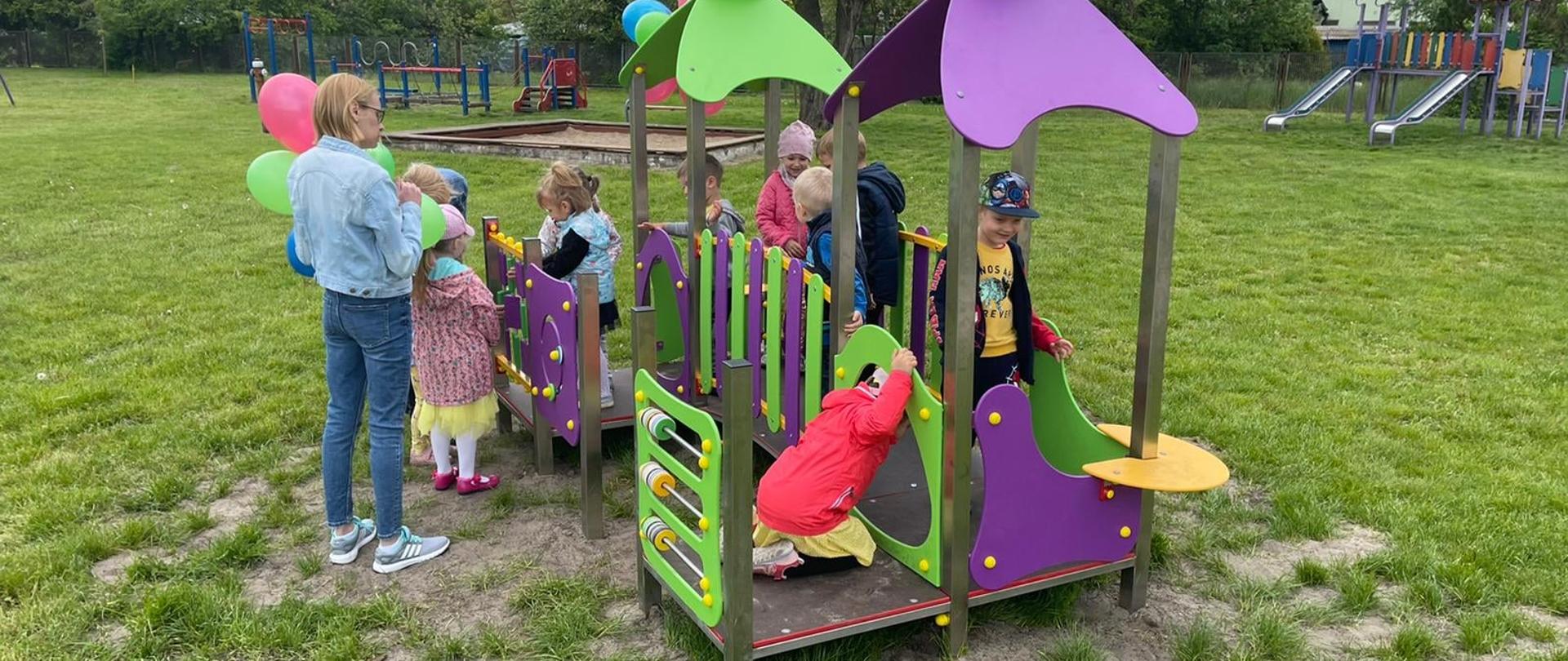 Wyczarujmy dzieciom plac zabaw - plac zabaw i bawiące się dzieci