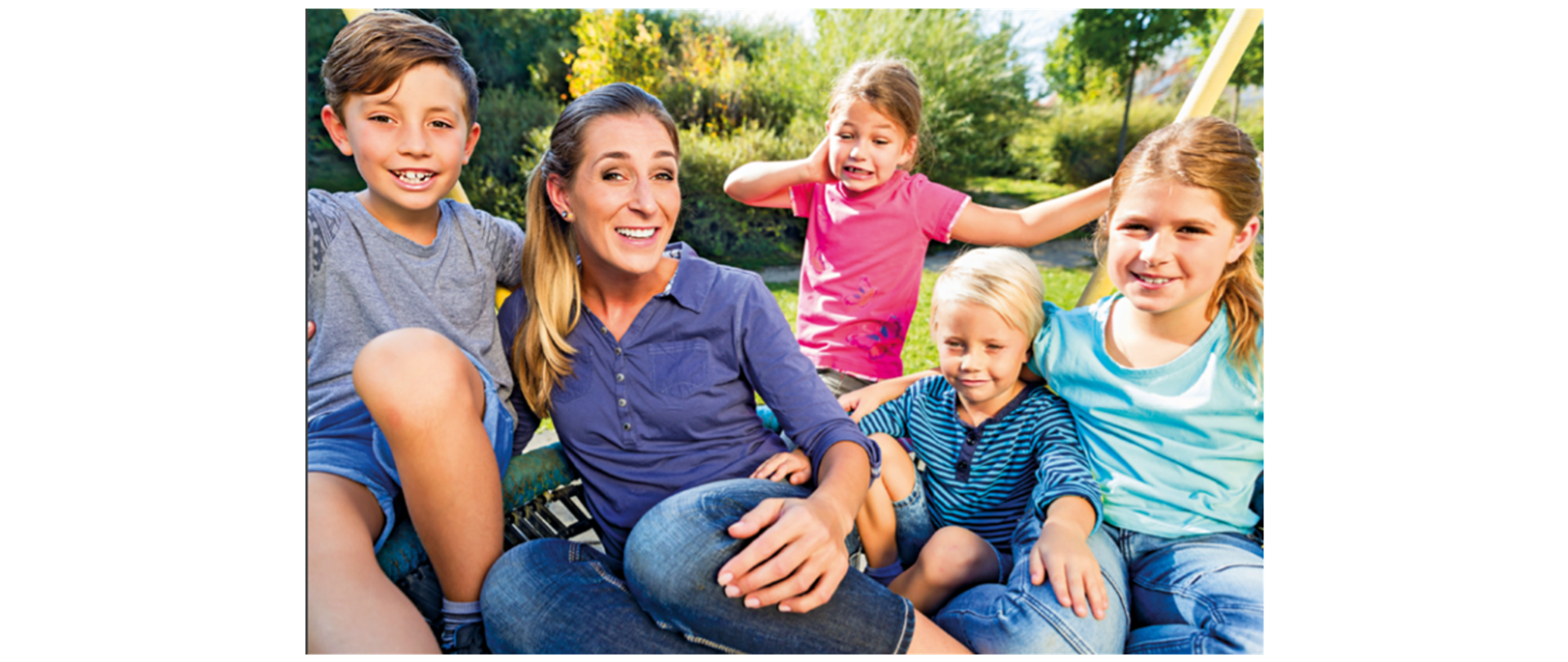 Informacja ZUS - Od marca wyższe świadczenie Mama 4 plus - grafika przedstawia mamę z dziećmi 