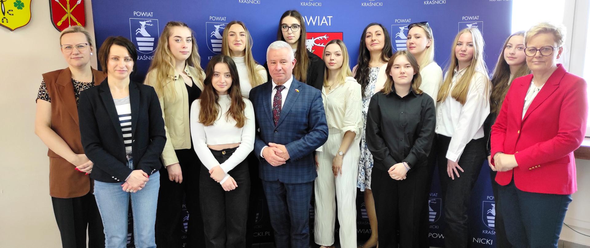 Starosta Kraśnicki (w pierwszym rzędzie trzeci od lewej) wraz z zaproszonymi gośćmi