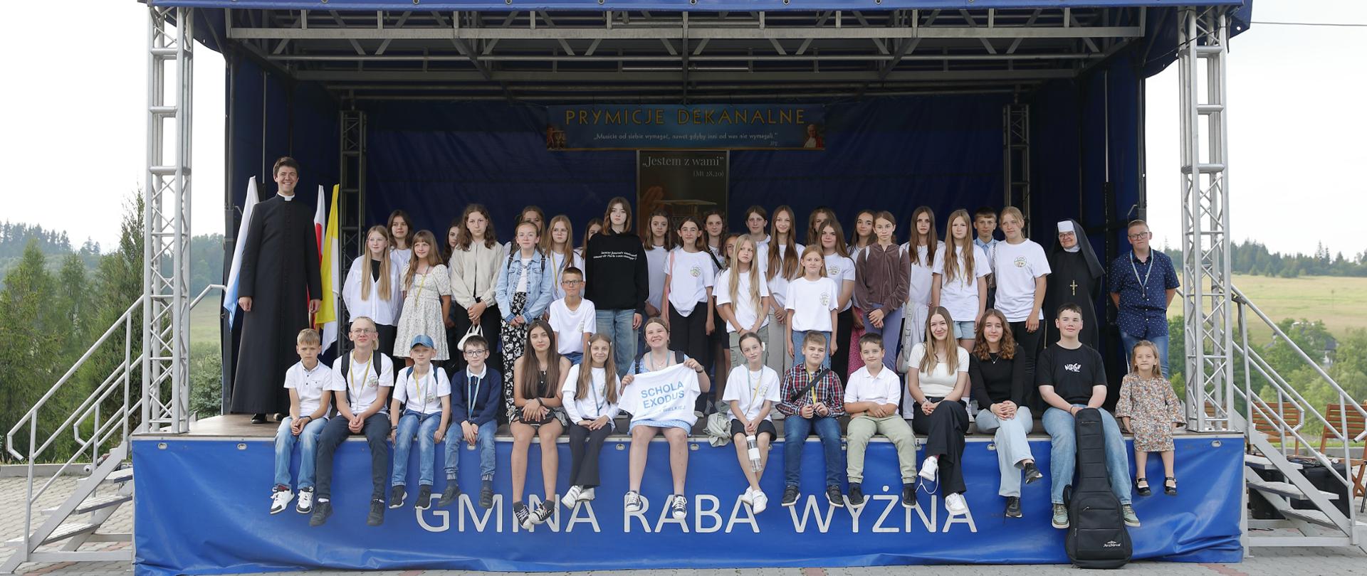 Zdjęcie przedstawia uczestników Dni papieski pozujących na scenie do zdjęć 