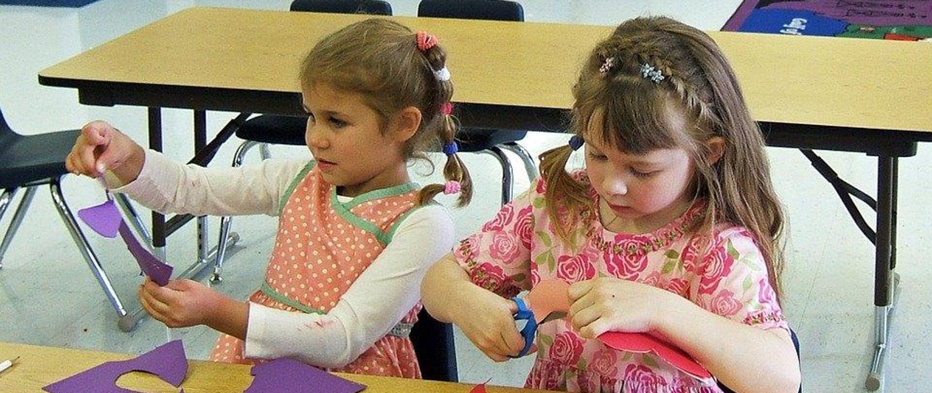 grafika przedstawia dzieci w szkole