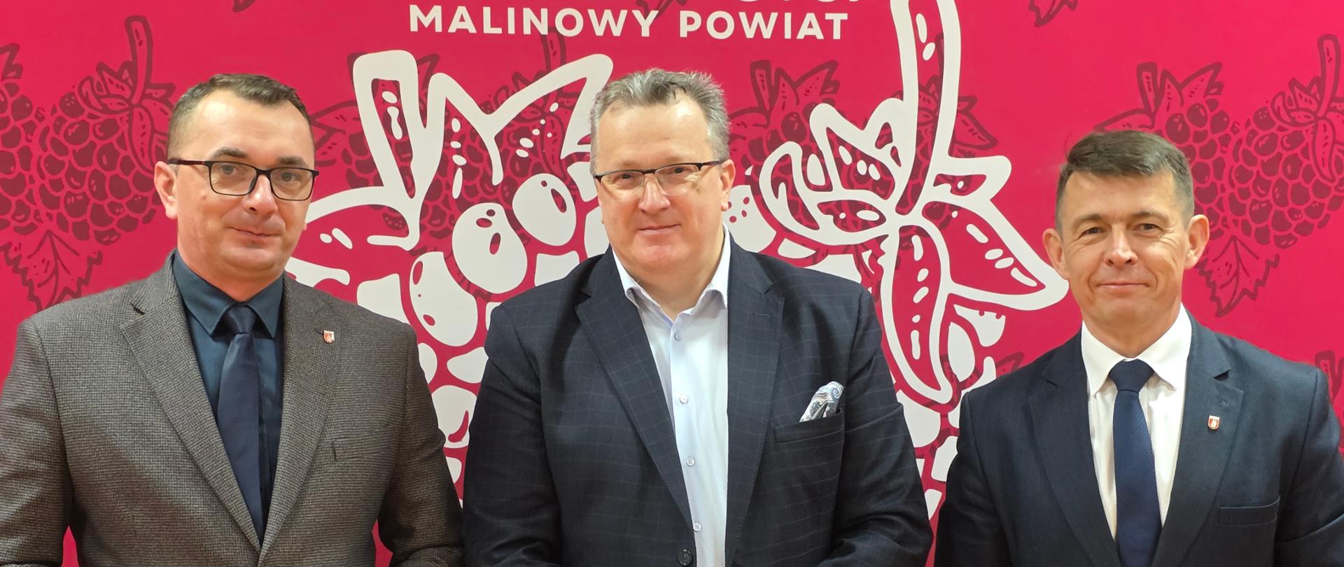 Na zdjęciu od lewej Pan Paweł Kudrel Wicestarosta Kraśnicki, prof. dr hab. n. med. Andrzej Wróbel – specjalista ginekologii i położnictwa oraz Pan Jacek Dubiel Przewodniczący Rady Powiatu w Kraśniku. 