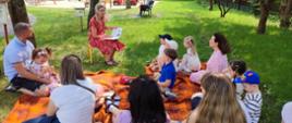 Akcja "Czytanie na polanie" - dzieci i rodzice wspólnie czytają książki