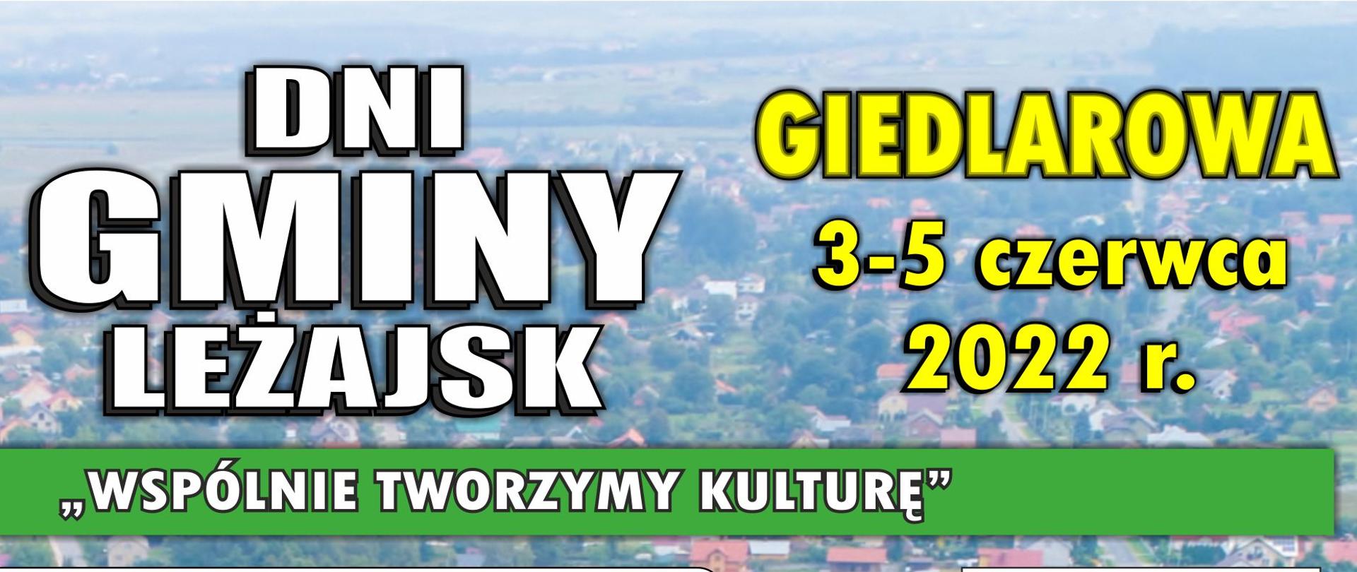 Plakat związany z Dniami Gminy Leżajsk 2022. W tle zdjęcie z lotu ptaka miejscowości Giedlarowa, na którym widnieją budynki wsi. Na plakacie znajduje się harmonogram wydarzeń oraz informacja o organizatorach, pomocy w organizacji, sponsorach oraz patronacie medialnym.
