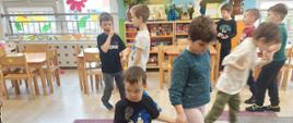Wspólne zabawy dzieci z nauczycielkami i dyrekcją