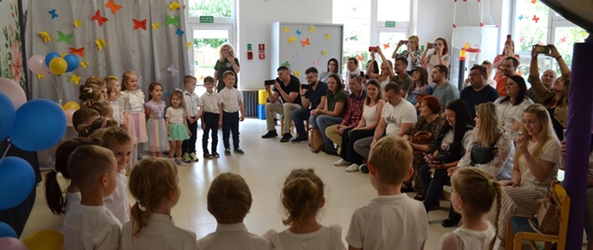 Występ przedszkolaków przed widownią
