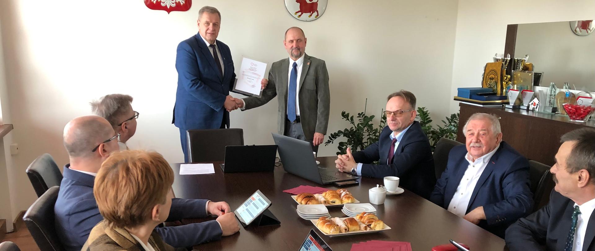 Posiedzenie zarządu powiatu bielskiego. Radny rady powiatu Mirosław Bałło odbiera z rąk starosty tytuł samorządowca 25-lecia, nadany przez Związek Powiatów Polskich 