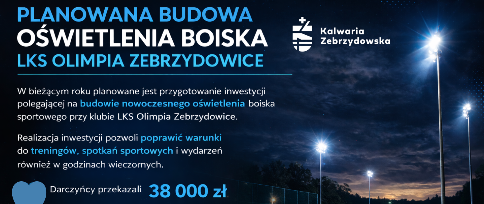 Grafika informacyjna zapowiadająca planowaną budowę oświetlenia boiska sportowego przy klubie LKS Olimpia Zebrzydowice. Na tle nocnego boiska piłkarskiego oświetlonego wysokimi lampami znajduje się informacja o przygotowaniu inwestycji, która ma poprawić warunki do treningów, spotkań sportowych i wydarzeń w godzinach wieczornych. W grafice podkreślono także wsparcie darczyńców w wysokości 38 000 zł oraz plan realizacji budowy oświetlenia do końca roku. W prawym górnym rogu widoczne jest logo Gminy Kalwaria Zebrzydowska.