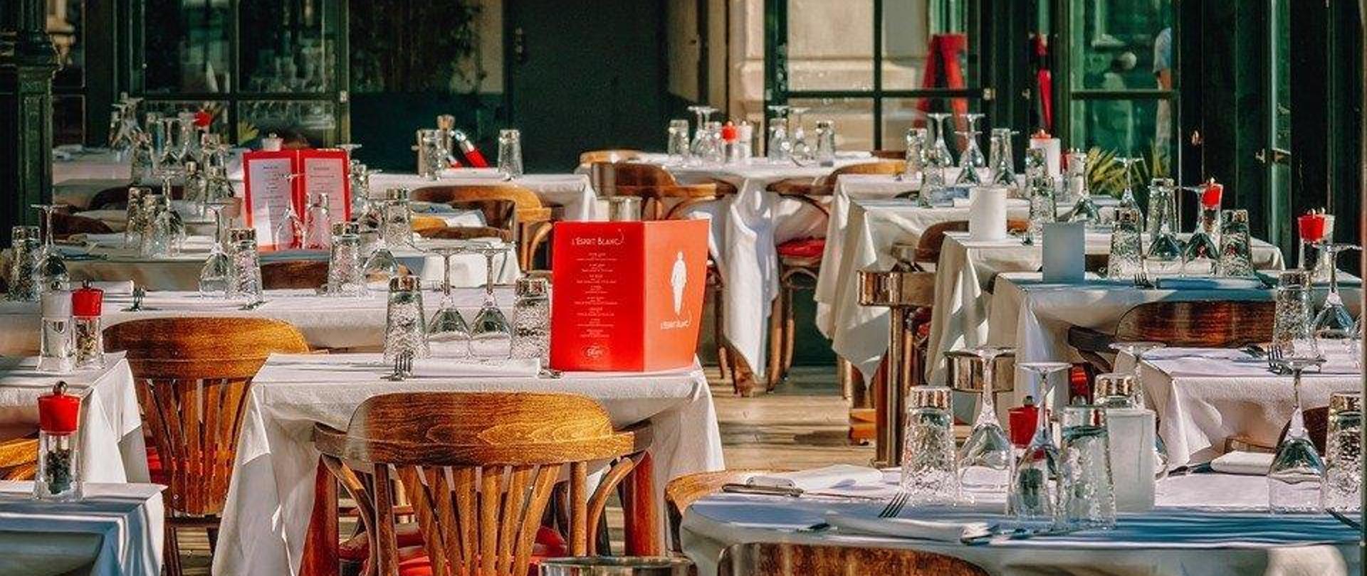 Wciąż można wnioskować o zwolnienie ze składek i postojowe - informacja ZUS. Obrazek przedstawia wnętrze restauracji